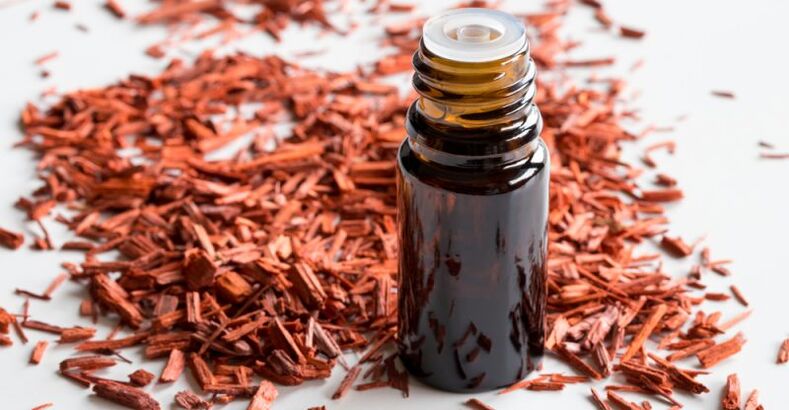 Sandalwood essential oil restores the moisture balance of the skin